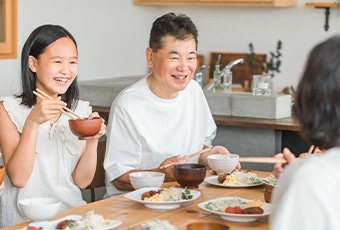食事をする家族